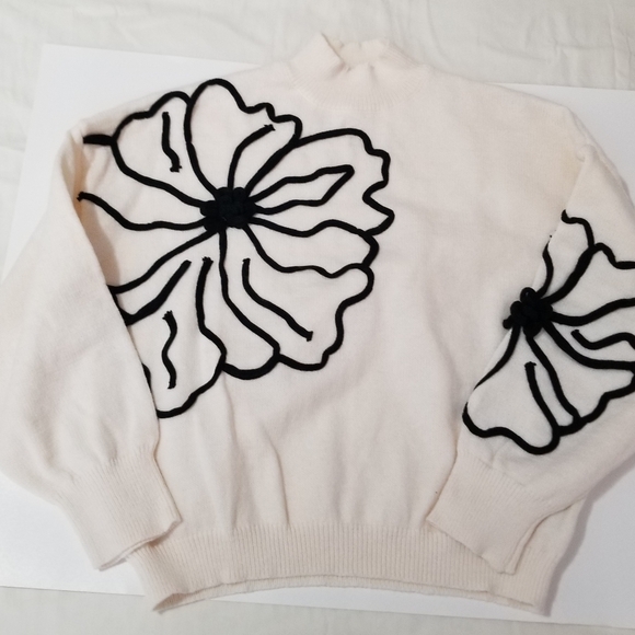 Elegant Cream Sweater with Black Floral Design Women's size Medium (63) - Picture 5 of 9
